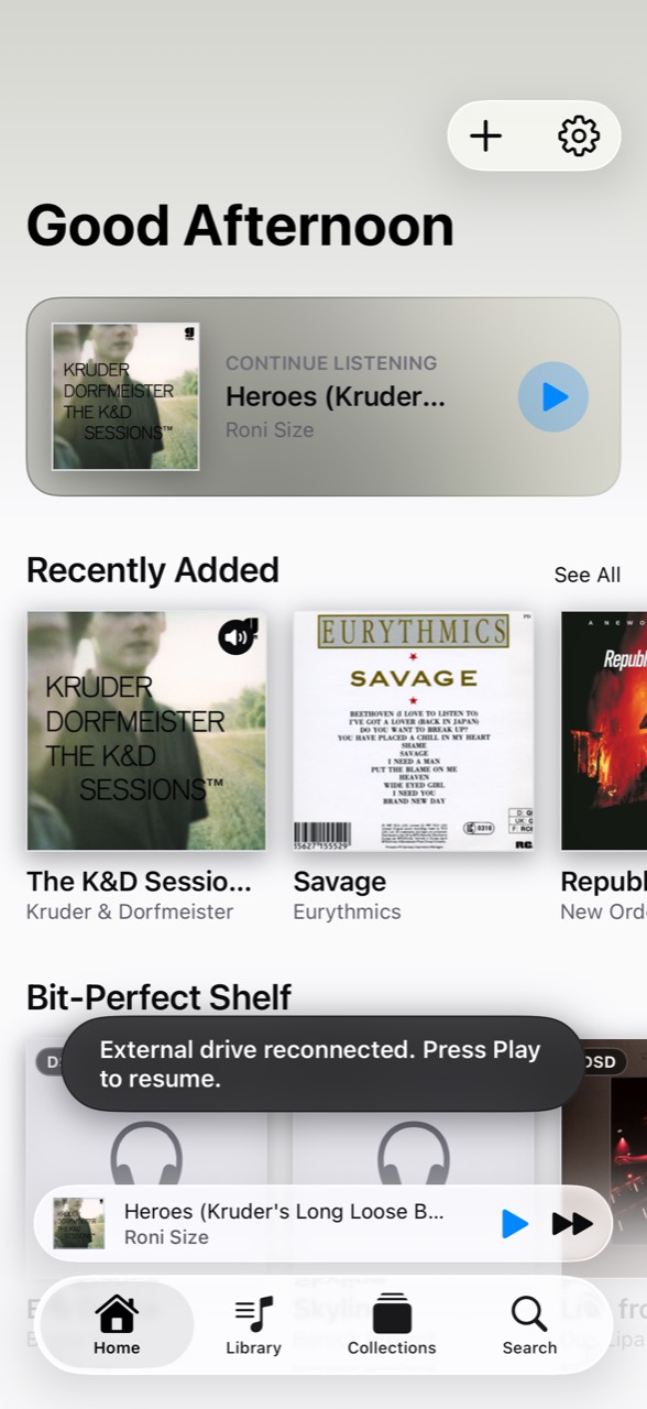 Decaud on iPhone playing a FLAC track after an external USB drive reconnects