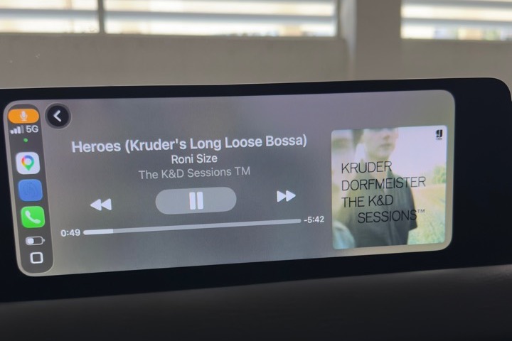 Decaud playing a local lossless track through a CarPlay dashboard